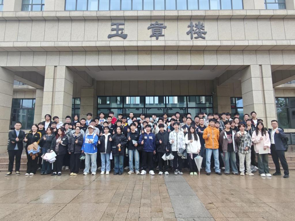 公司举办“红海-华为终端试制预备技师订单班”企业专家授课